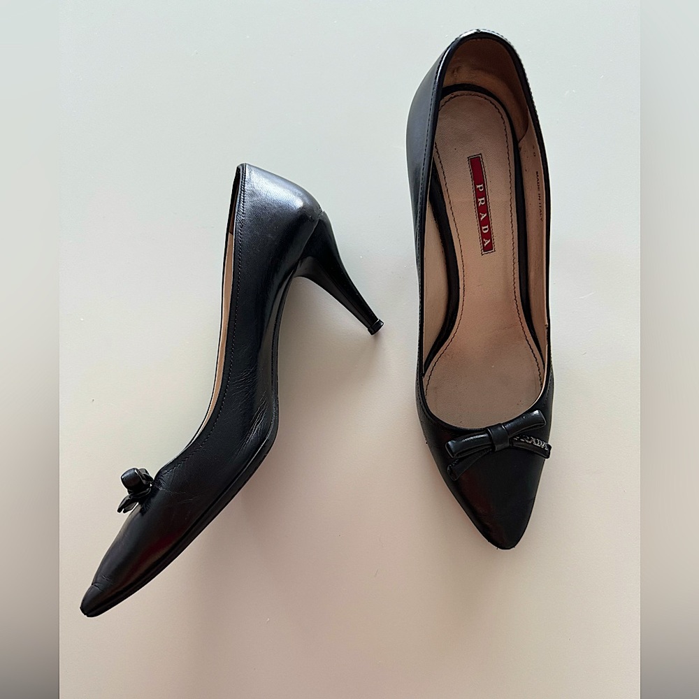 Black Leather PRADA Shoes, with ~6cm heel. Authentic and perfect classic shoe!